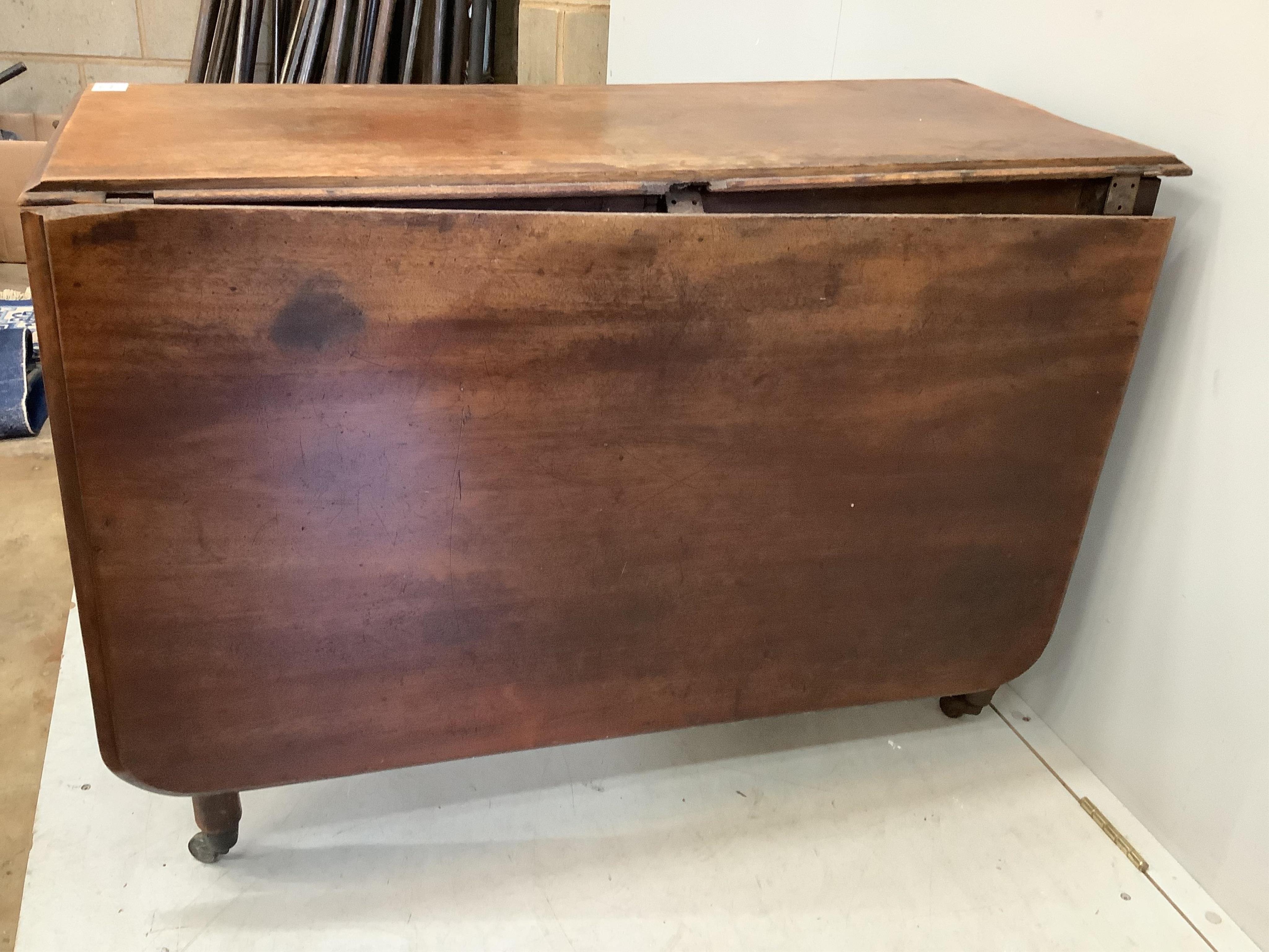 A Victorian mahogany drop leaf dining table, width 105cm, height 74cm